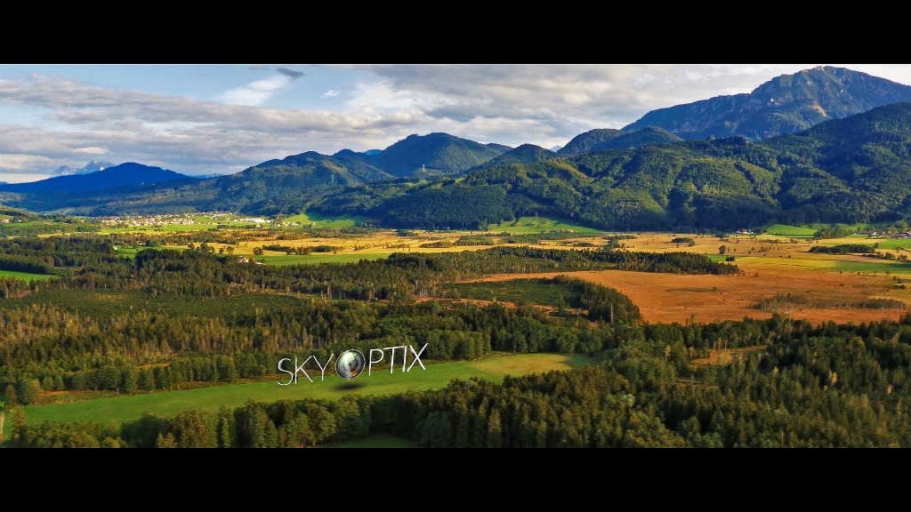 Luftaufnahmen Luftbilder Berge Wald - by SkyOptix